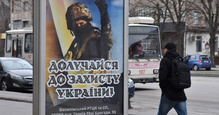 ucraina are nevoie urgent de mai multe trupe pe front politicienii din sua ii cer lui zelenski sa scada varsta de recrutare 6723c22517100