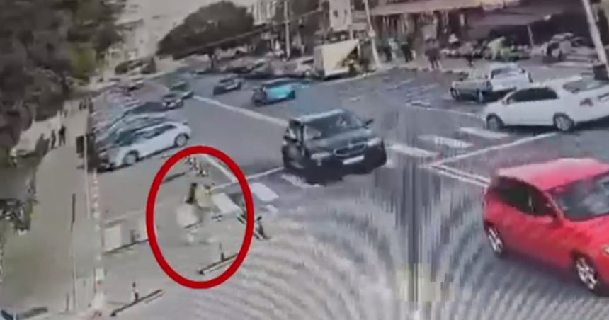 video imagini socante cu pietoni care sar intentionat in fata masinilor in navodari recomandarea politistilor pentru soferi 672311a8bcd49