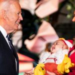videofoto moment viral la casa alba joe biden a muscat un bebelus imbracat in pui la petrecerea de halloween cum s a costumat prima doamna 67238e0cc9321