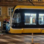 accident grav in timisoara cu doua tramvaie si doua masini vatmanul unei garnituri a ramas incarcerat iar o femeie a fost ranita 673b9f72f364f