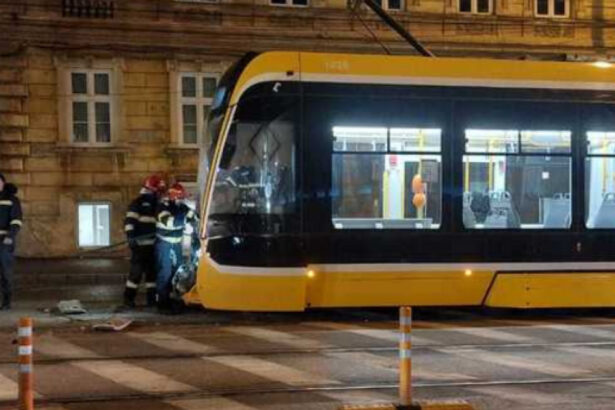 accident grav in timisoara cu doua tramvaie si doua masini vatmanul unei garnituri a ramas incarcerat iar o femeie a fost ranita 673b9f72f364f