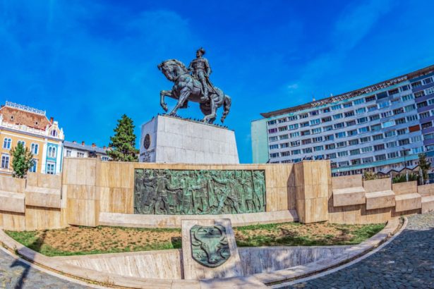 apartament cu doua camere scos la vanzare cu 340 000 euro in cluj ironii pe retelele sociale e inclusa si statuia cu cal cu tot 6728ae5f0517f