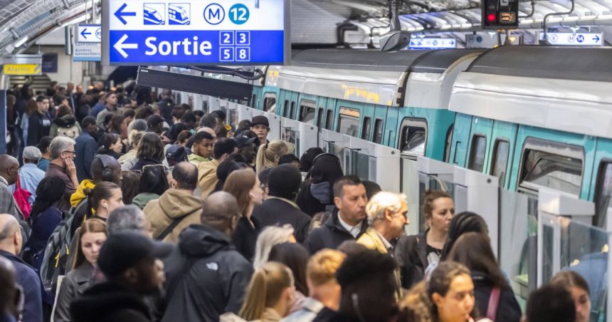 atac violent cu toporul intr o statie de tren din apropiere de paris mai multe persoane au fost ranite printre care si copii 6728d3a49fd8d