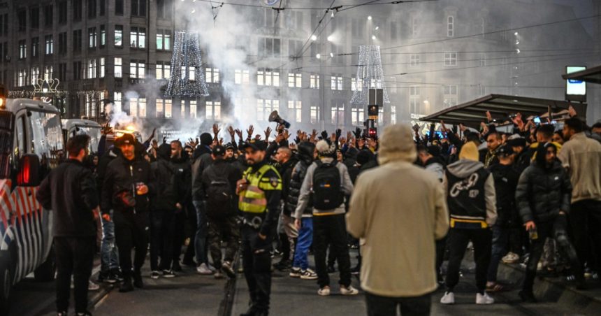 au cerut sa le arat pasaportul si apoi m au luat la bataie marturii ale suporterilor israelieni despre violentele din amsterdam 672f6208ec3b9