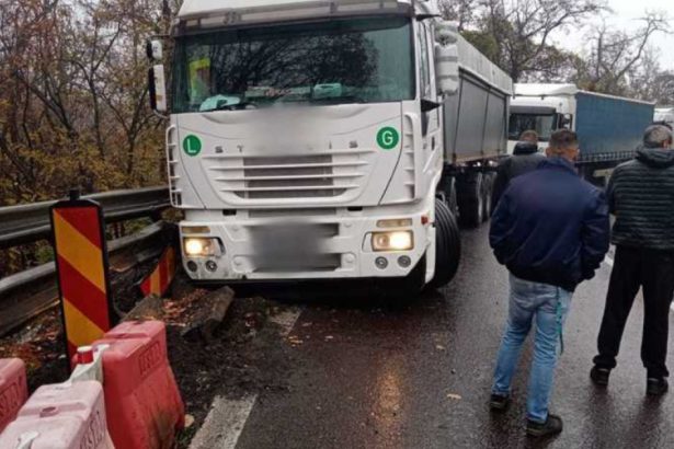 circulatie restrictionata pe valea oltului dupa ce un tir incarcat cu cereale a derapat a lovit un parapet si a ramas blocat pe sosea 67333a5a93b65
