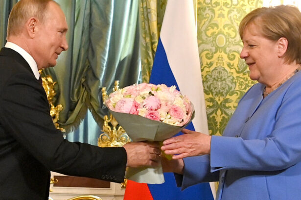 cum isi apara angela merkel relatia cu putin in cartea ei de memorii 6746c9d9b2eac
