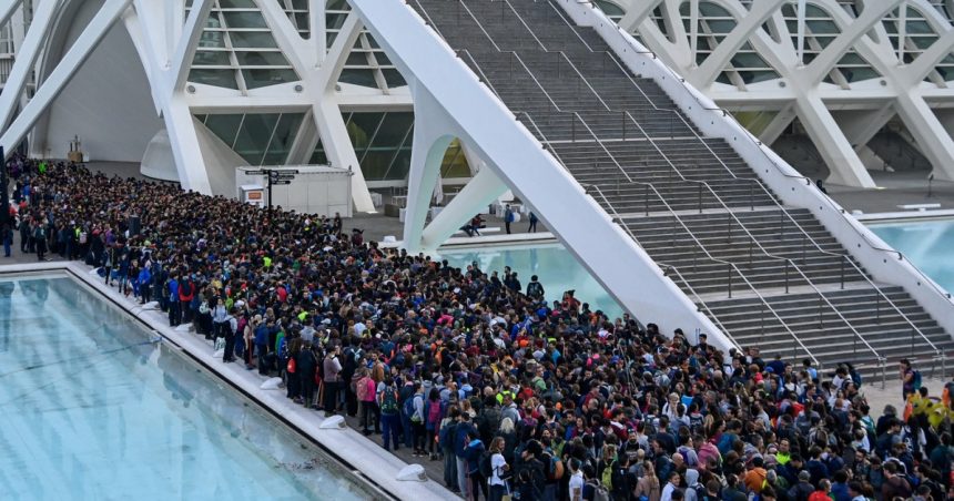 foto imagini emotionante cu mii de voluntari stransi in orasul artelor si stiintelor din valencia sa ajute oamenii afectati de inundatii 6726596ccec7d