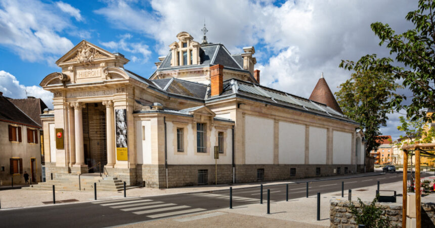 Hoți înarmați au sustras bijuterii în valoare de aproape 7 milioane de euro din cel mai vechi muzeu de artă sacră din Franța. 1 hoti inarmati au furat bijuterii din cel mai vechi muzeu de arta sacra din franta in valoare de aproape 7 milioane euro 6740a15f9b84f