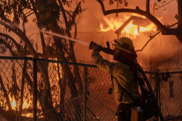 incendii de vegetatie violente pe coastele de est si vest ale sua un pompier de 18 ani a murit mii de evacuati si case distruse 673336631dd5d