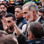 Alertă de știri: Revoltă în Spania. Oamenii l-au etichetat „asasin” pe regele Felipe, în timp ce îi aruncau cu noroi și lemne. „Ne-ați abandonat” 2 news alert revolta in spania oamenii l au numit asasin pe regele felipe in timp ce aruncau cu noroi si lemne spre el ne ati abandonat 67278c7584834