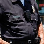o femeie auzea zgomote ciudate venind de sub podeaua casei a chemat politia care a facut o descoperire total neasteptata 67358da76ca66