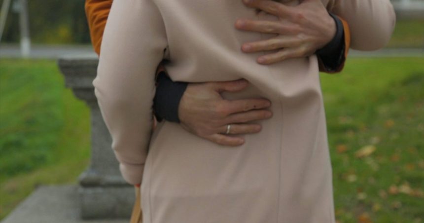 O femeie care fura de la persoane aflate în stare de ebrietate a fost prinsă de polițiști. Cum acționează metoda „îmbrăţişarea victimei” 1 o femeie care jefuia persoane in stare de ebrietate a fost retinuta de politisti cum functioneaza metoda imbratisarea victimei 672b76a7bcb39