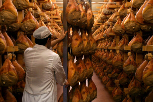 o traditie de sute de ani si un produs gastronomic simbol al italiei lovite de pesta porcina riscul de a ramane fara sunca de parma 673b1b1399aba