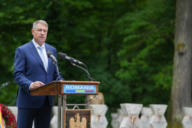 presedintele klaus iohannis i a ridicat in grad pe seful sts si alti 100 de generali 674abb09c5a7f