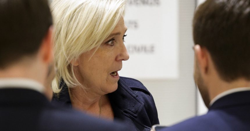 procurorii cer ca marine le pen sa nu mai poata candida la functii publice in procesul de deturnare de fonduri ue 67351d353c873