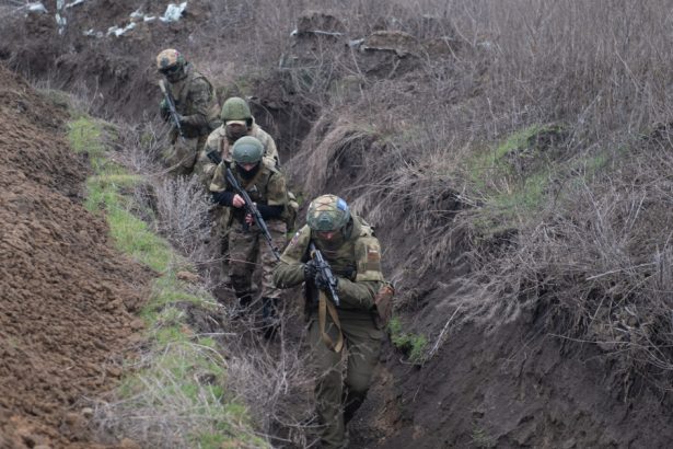 soldatii rusi fug de razboi si se refugiaza in franta nu exista alta cale de iesire din aceasta situatie 672703cfb1164