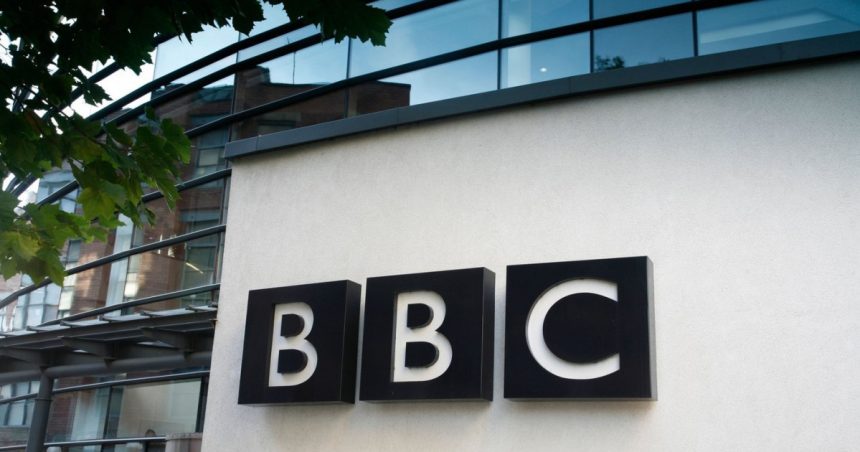 Sute de jurnaliști și personalități acuză BBC de părtinire în favoarea Israelului și solicită revenirea la „corectitudine și imparțialitate” 1 sute de jurnalisti si personalitati acuza bbc de partinire in favoarea israelului si cer sa revina la corectitudine si impartialitate 67253618f181d