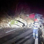 trafic rutier blocat mai multe stanci au cazut pe un tir 674a1586a8fac