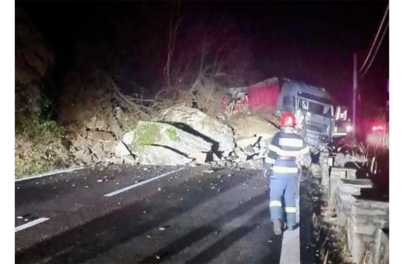 trafic rutier blocat mai multe stanci au cazut pe un tir 674a1586a8fac