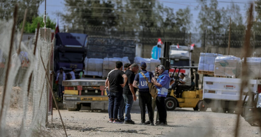 un convoi umanitar onu a fost atacat cu violenta in fasia gaza aproape 100 de camioane care transportau alimente au fost jefuite 673c4a7033e7f