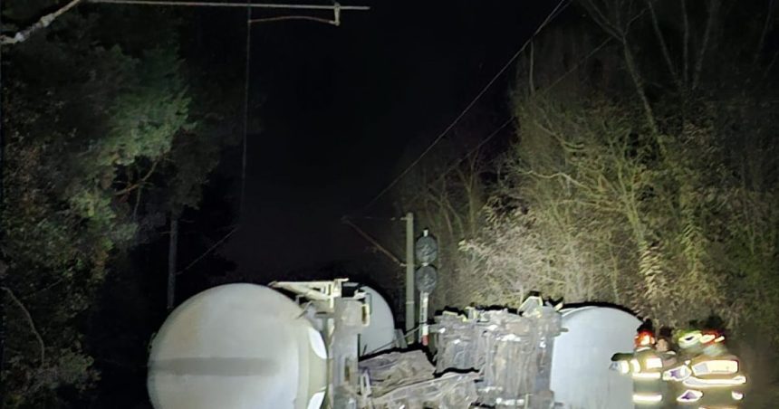 un marfar incarcat cu benzina a deraiat in mehedinti arafat este o interventie dificila cu risc de explozie 672b2dfebc95d