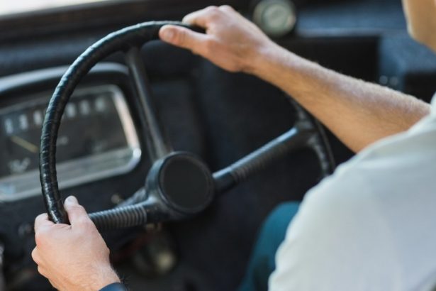 un tanar fara permis a furat un autobuz de pe o strada din satu mare apoi a facut accident cu el 672e20f14e878