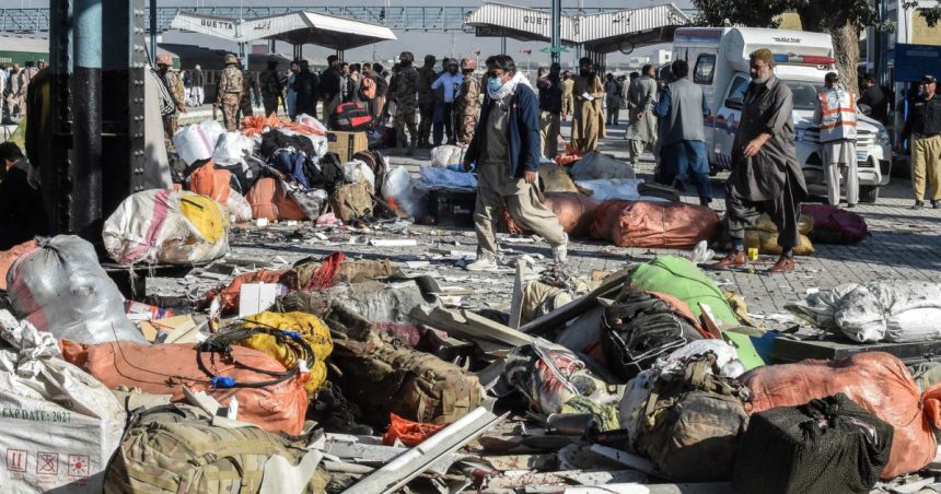 video atentat cu bomba intr o gara din pakistan cel putin 25 de morti si zeci de raniti in urma atacului 672f29c54b295