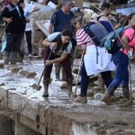 video au parcurs kilometri pentru a ajuta sinistratii imagini devenite virale ale mobilizarii voluntarilor dupa prapadul din spania 6725b250467b3