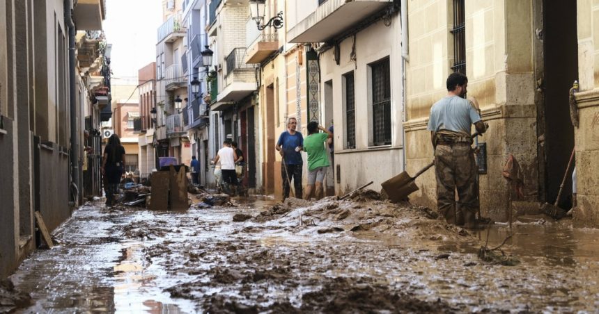 video exclusiv in mijlocul dezastrului din spania oameni ramasi fara apa si alimente in timp ce regiunea e amenintata de o noua furtuna 6724c0ad5d15d