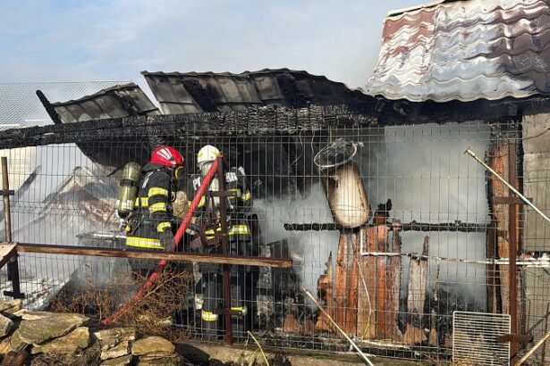 video incendiu la o unitate de primire turistica din tulcea pompierii intervin cu mai multe autospeciale pentru stingerea flacarilor 674996e71da86