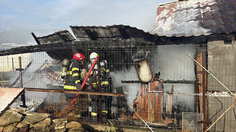 video incendiu la o unitate de primire turistica din tulcea pompierii intervin cu mai multe autospeciale pentru stingerea flacarilor 674996e71da86