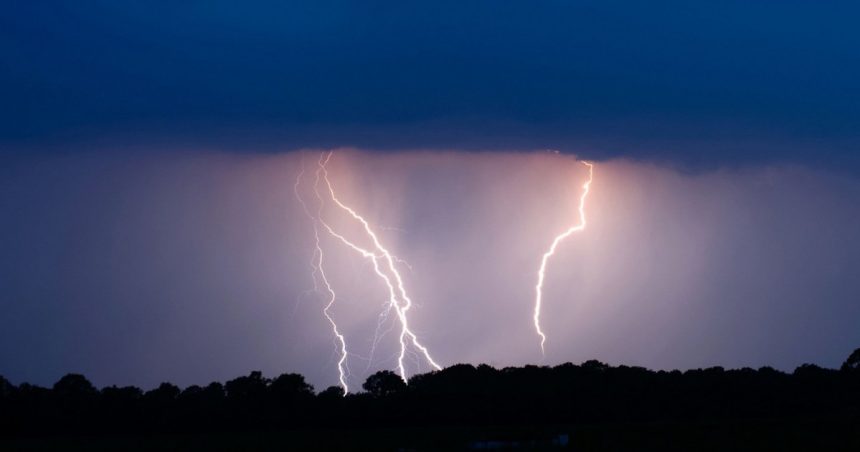 video moment socant la un meci de fotbal din peru un fotbalist a murit dupa ce a fost lovit de fulger pe teren 67289ba202d02