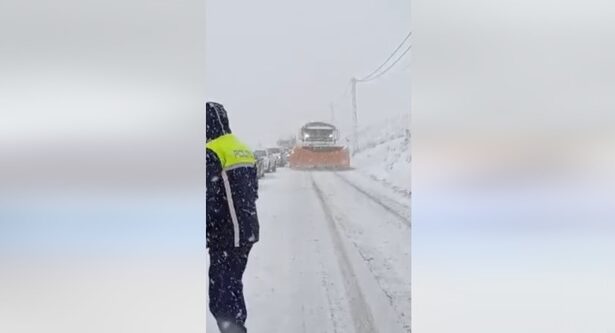 video ninge abundent in centrul tarii pe toate drumurile din judetul brasov se circula in conditii de iarna drumarii actionam cu toate utilajele de deszapezire disponibile 6749e0caeb1f6