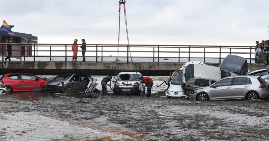 video noi inundatii au lovit spania de data aceasta in apropiere de girona apele au purtat cu ele masini care au blocat un pod 672e07231d17d