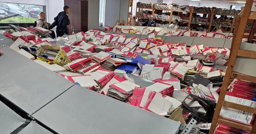 video o grefiera de la tribunalul bucuresti a fost ingropata sub un morman de dosare si metal dupa ce rafturi de arhiva au cazut peste ea 673c6ec2cffa7