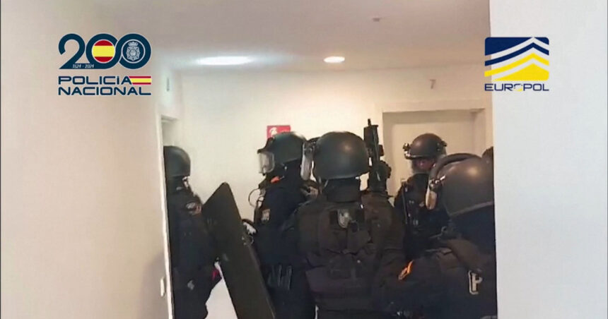 video retea de asasini minori descoperita in spania un cuplu suedez si fiul lor au fost arestati cum erau racolati minorii pentru a ucide 673f5bfe0782d