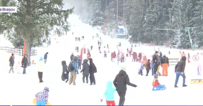 video statiunile de la munte luate cu asalt de turisti dupa prima ninsoare consistenta salvamontistii avertizeaza asupra pericolelor 674243beb620f