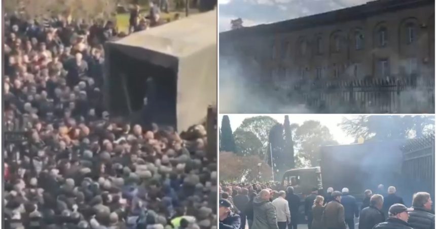 video sute de protestatari au luat cu asalt cladirea parlamentului in regiunea separatista prorusa abhazia din georgia 6737846a82b08