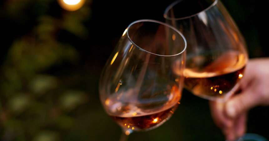 video vinul spumant tot mai cumparat in ultimii ani romanul a invatat sa il consume de la micul dejun pana la cina 673b859106bbe