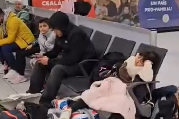 video zeci de romani sunt blocati pe aeroport in budapesta dupa ce avionul in care se aflau a fost redirectionat 672483f7d33a6
