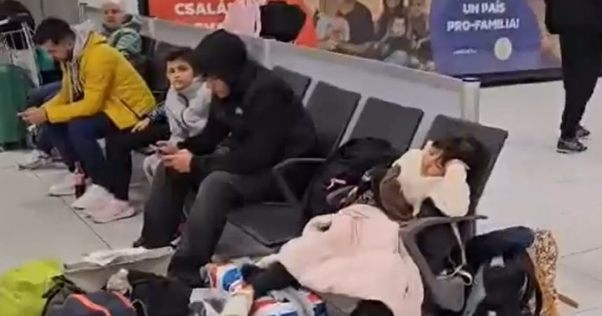 video zeci de romani sunt blocati pe aeroport in budapesta dupa ce avionul in care se aflau a fost redirectionat 672483f7d33a6