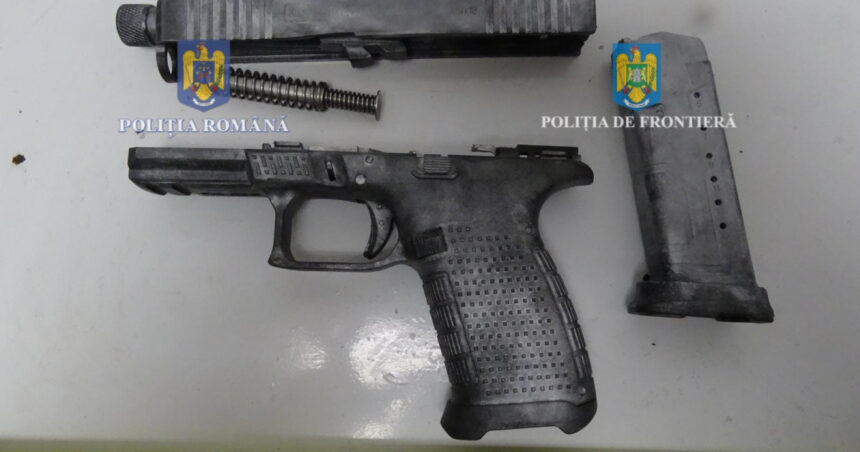 videofoto un barbat turc a fost arestat in calafat dupa ce politistii de frontiera au descoperit 10 pistoale in camionul pe care il conducea 673b6269deb45