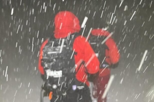actiune dificila a salvamontistilor pentru recuperarea a 23 de turisti surprinsi de viscol in zona varfului leaota 675f324eebe87