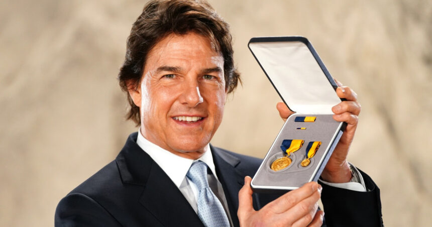 actorul tom cruise a fost decorat cu cea mai inalta distinctie civila a marinei sua 676b946159e71