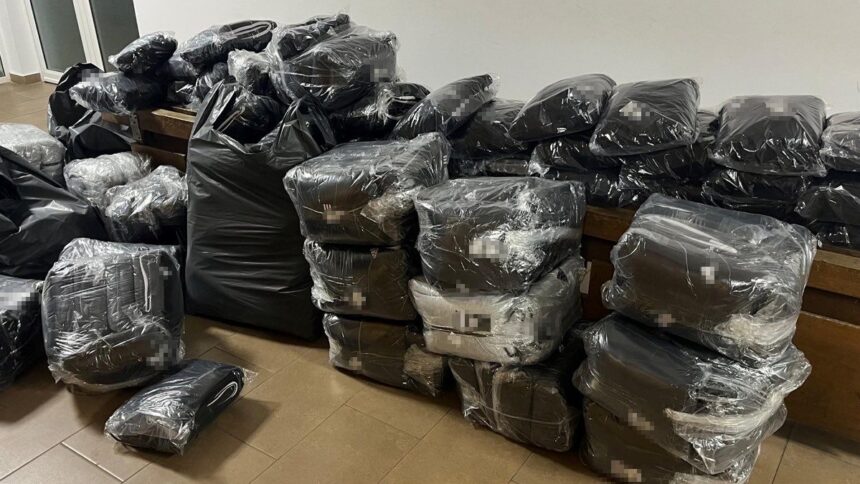 articole vestimentare susceptibile a fi contrafacute in valoare de 70 000 lei confiscate de politistii de frontiera romani si bulgari in ptf vama veche 674f057b67d27