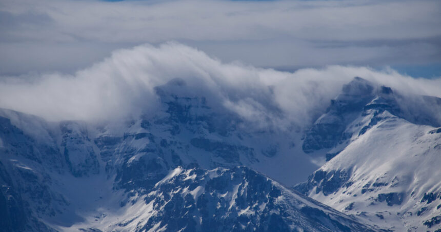 avertisment pentru romanii care merg la munte risc crescut de avalansa care sunt zonele vizate 6769d447cb9cb