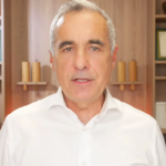 calin georgescu intampinat de sustinatori la sectia de votare desi alegerile au fost anulate azi este ziua constitutiei si nu mai este nimic constitutional in romania 67554afe347da