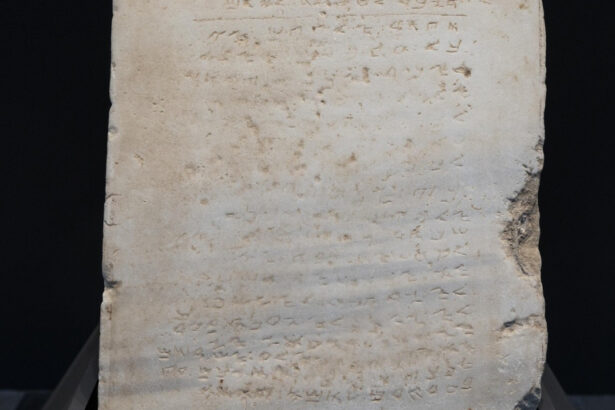 cea mai veche piatra gravata cu cele zece porunci vanduta pentru 5 milioane de dolari ce vrea sa faca cumparatorul anonim cu ea 6763fb2b6841a