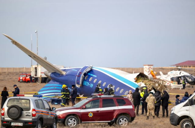 cutiile negre ale avionului din azerbaidjan prabusit recuperate in timp ce intrebarile privind implicarea ruseasca se aduna ce se stie pana acum 676e8ef35b27a