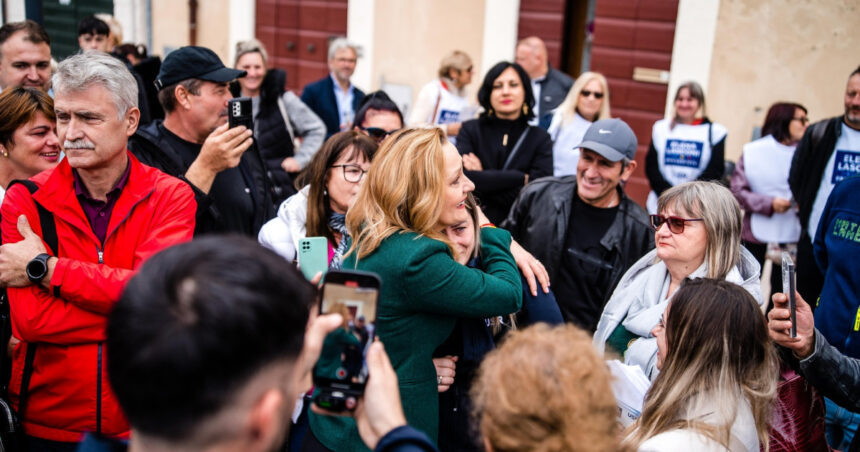 elena lasconi ramaneti de partea buna a istoriei nu raspundeti instigarilor 67555f04318af